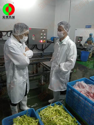 回访考察客户定制的蔬果加工生产线使用情况,研讨客户另一加工中心设备定制事谊