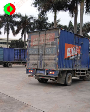 货物已堆放到停车棚，三台货车扎堆装车！