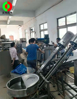 客户现场测试排骨切丁、清洗、连续式脱水系统生产线！